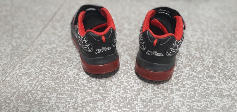 Светещи маратонки със спайдърмен