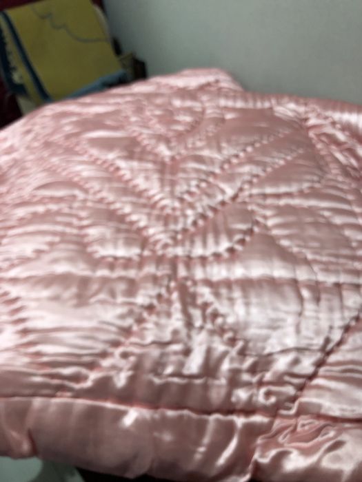 Атласные одеяла ручной работы новые 2 шт