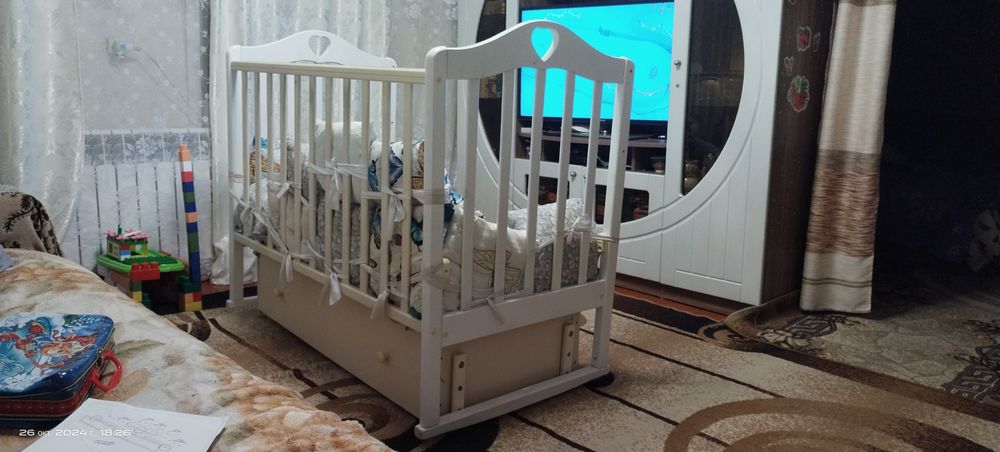 Продам детскую кровать с нижним комодом .