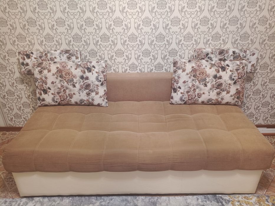 Продается  Б/ у диван размером 1.90 в хорошем состоянии