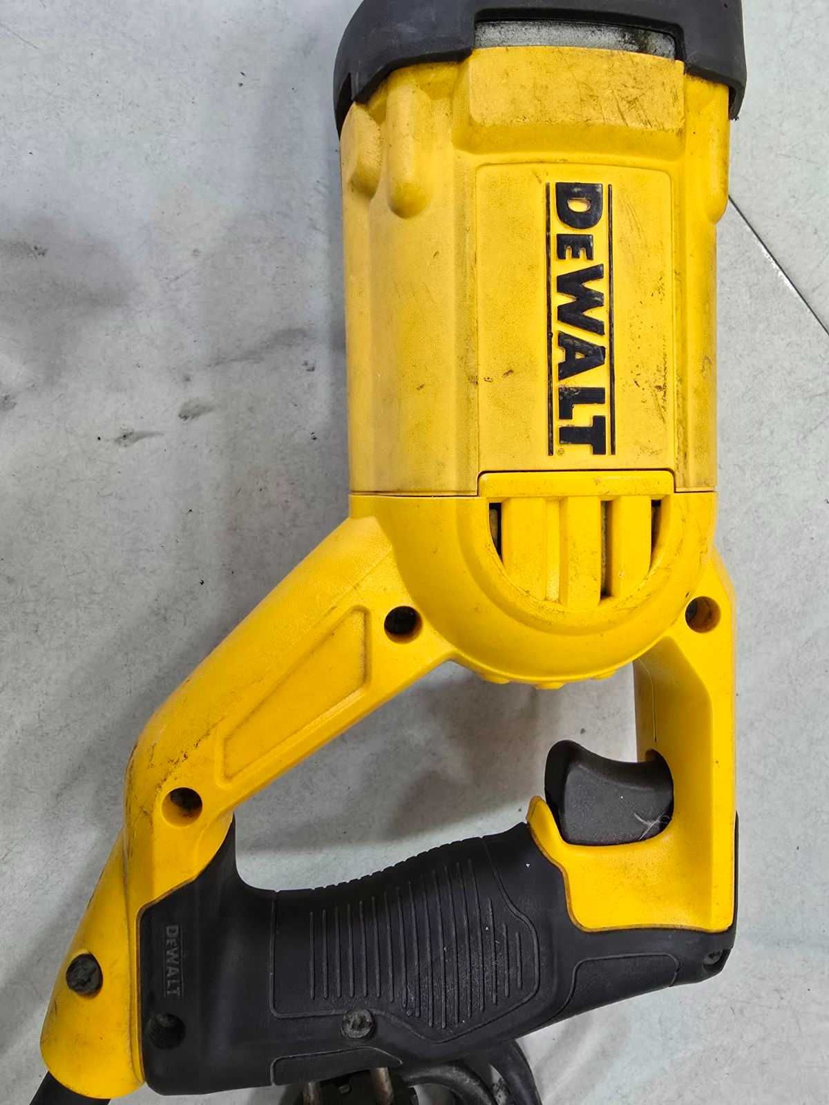 Електрически трион DeWALT DWE 305 PKQS