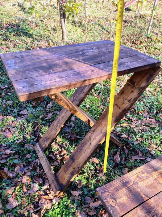 Дървена маса с две столчета.