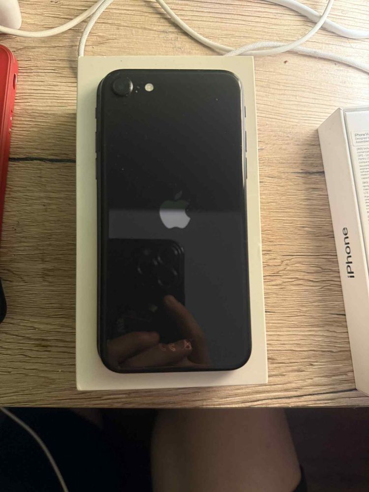 iPhone 14 128GB  и iPhone SE 64GB