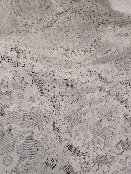 3 perdele 2 identice si una de bucatarie