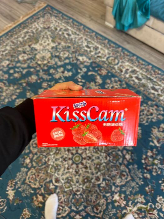 Kisscam конфеты популярные