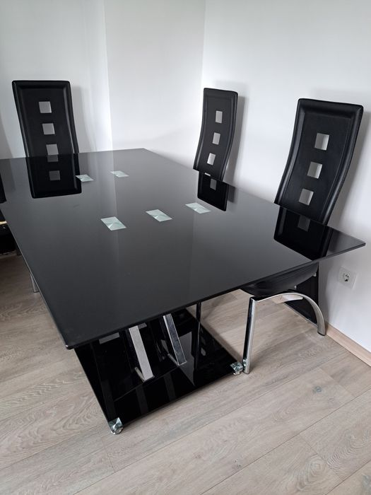 Кухненска маса от стъкло и метал