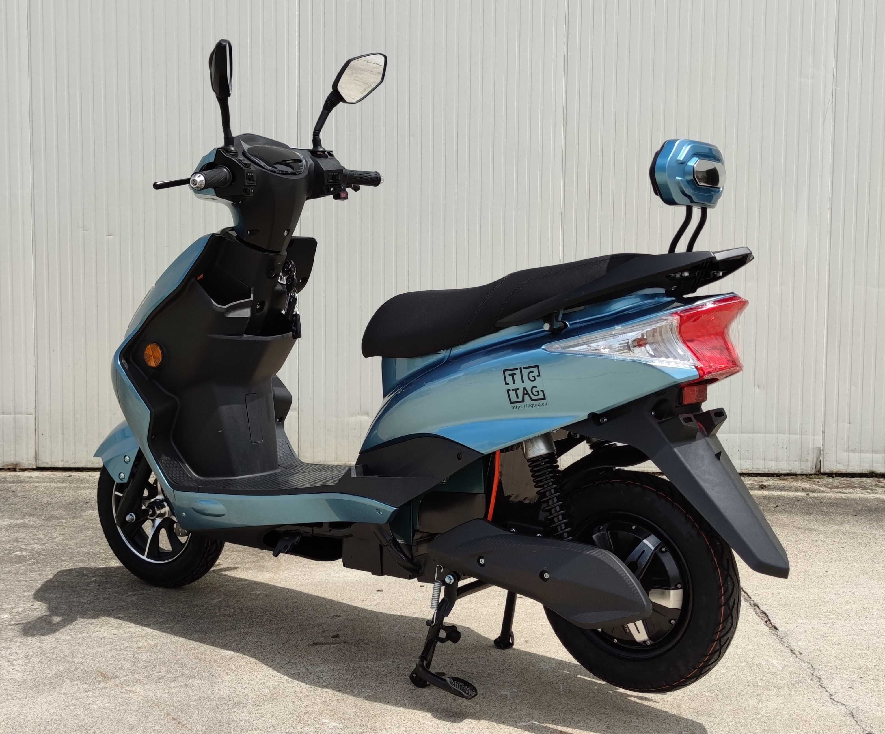 Електрически скутер модел EM006 в светло син цвят