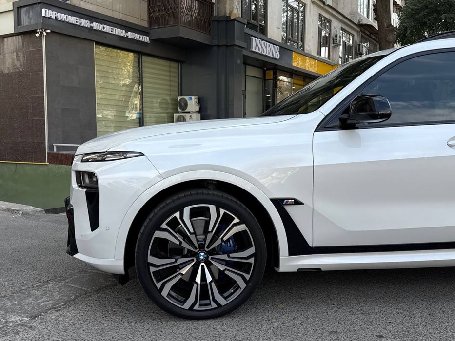 В продаже BMW X7 M60i