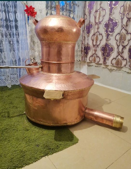 Vând un cazan de făcut pălincă din cupru alimentar cazanul are 11 găle