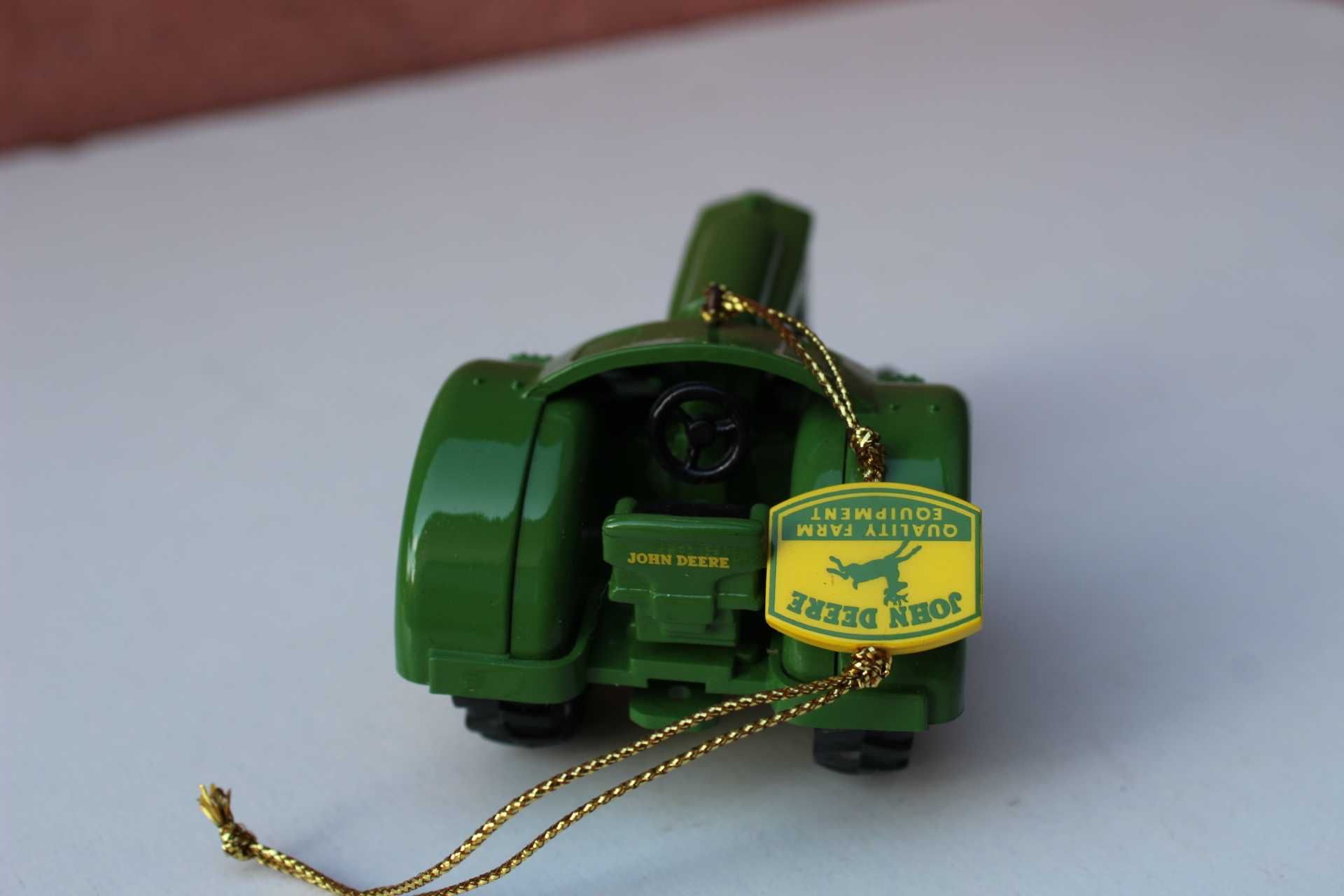 Set 2 decoratiuni de colectie JOHN DEERE, piese f rare, NOI in cutie