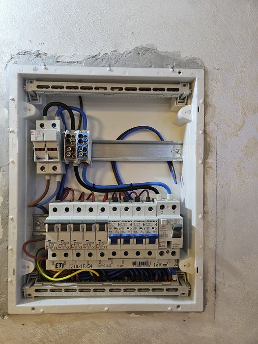 Electrician  -  Instalatii electrice