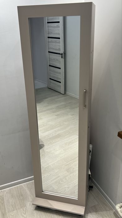 Shkaf g’ildirakli oynali