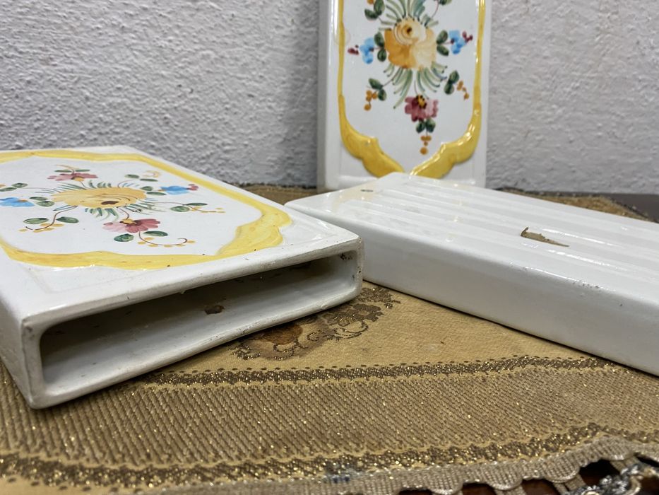 Стенни порцеланови вази с орнаменти