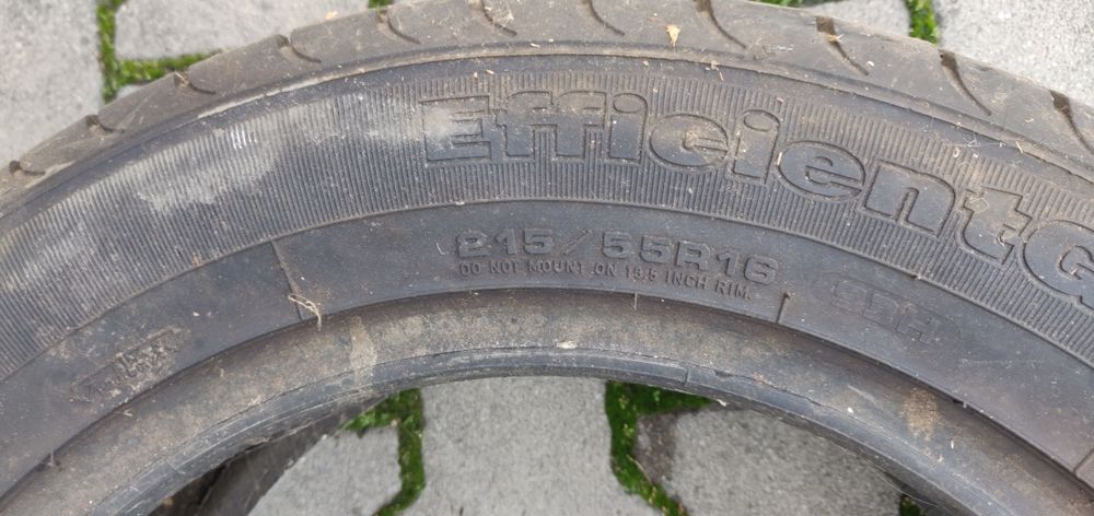 Patru pneuri de diferite dimensiuni, vară și iarnă.