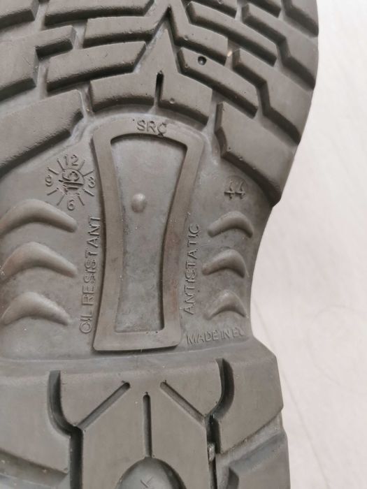 Sandale cu metal în vârf mărimea 44