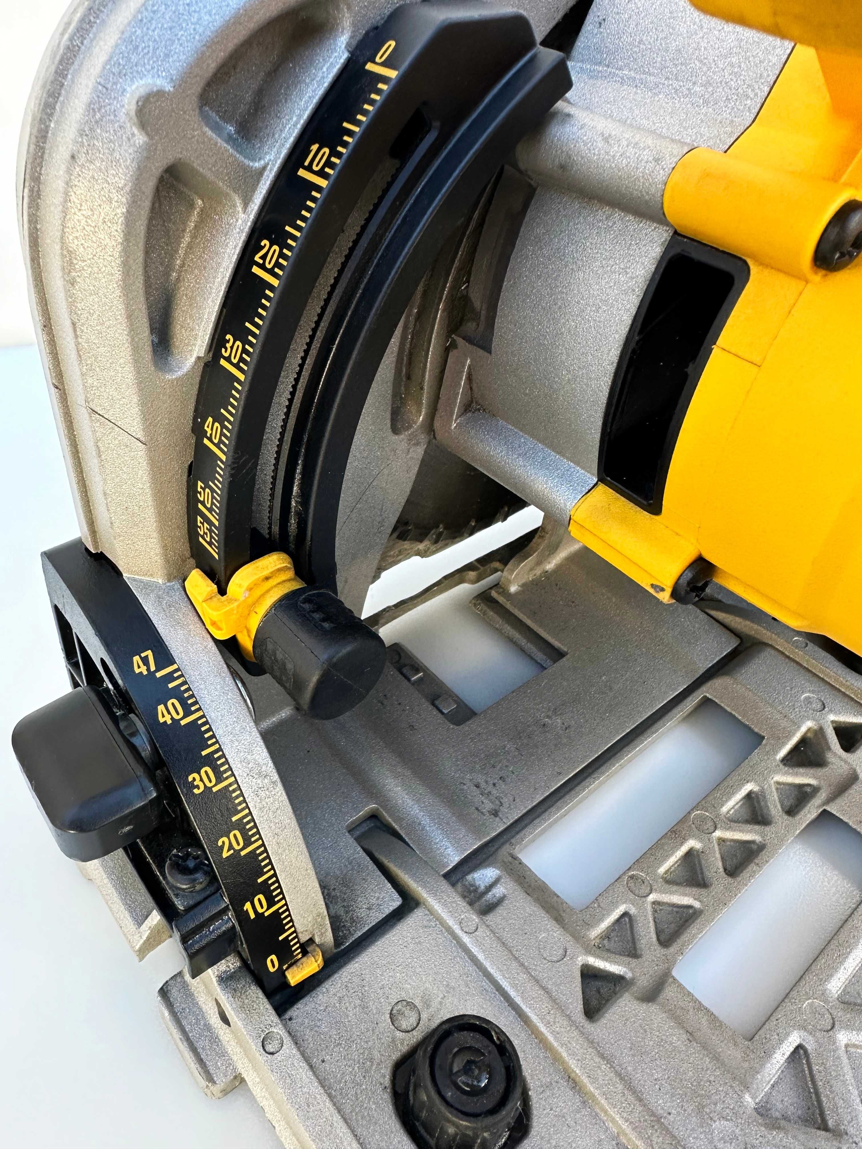 Dewalt DWS520-QS - Потапящ циркуляр 1300W перфектен!