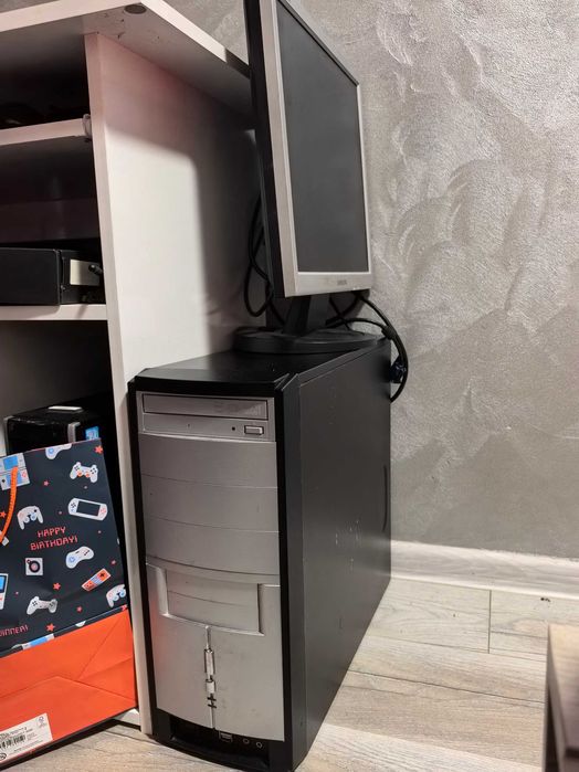 Настолен компютър с монитор