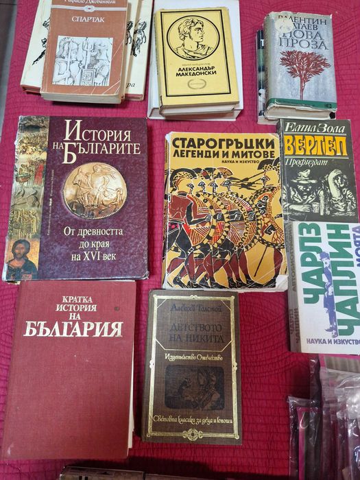 Продават се книги