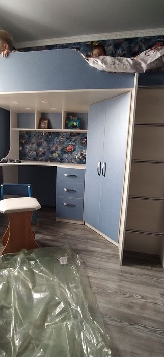 Двухъярусная койка со столом и шкафом