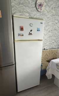 Холодильник белый с морозильной камерой