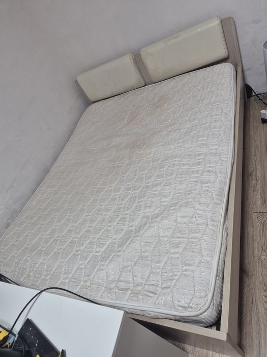 Кровать с матрасом