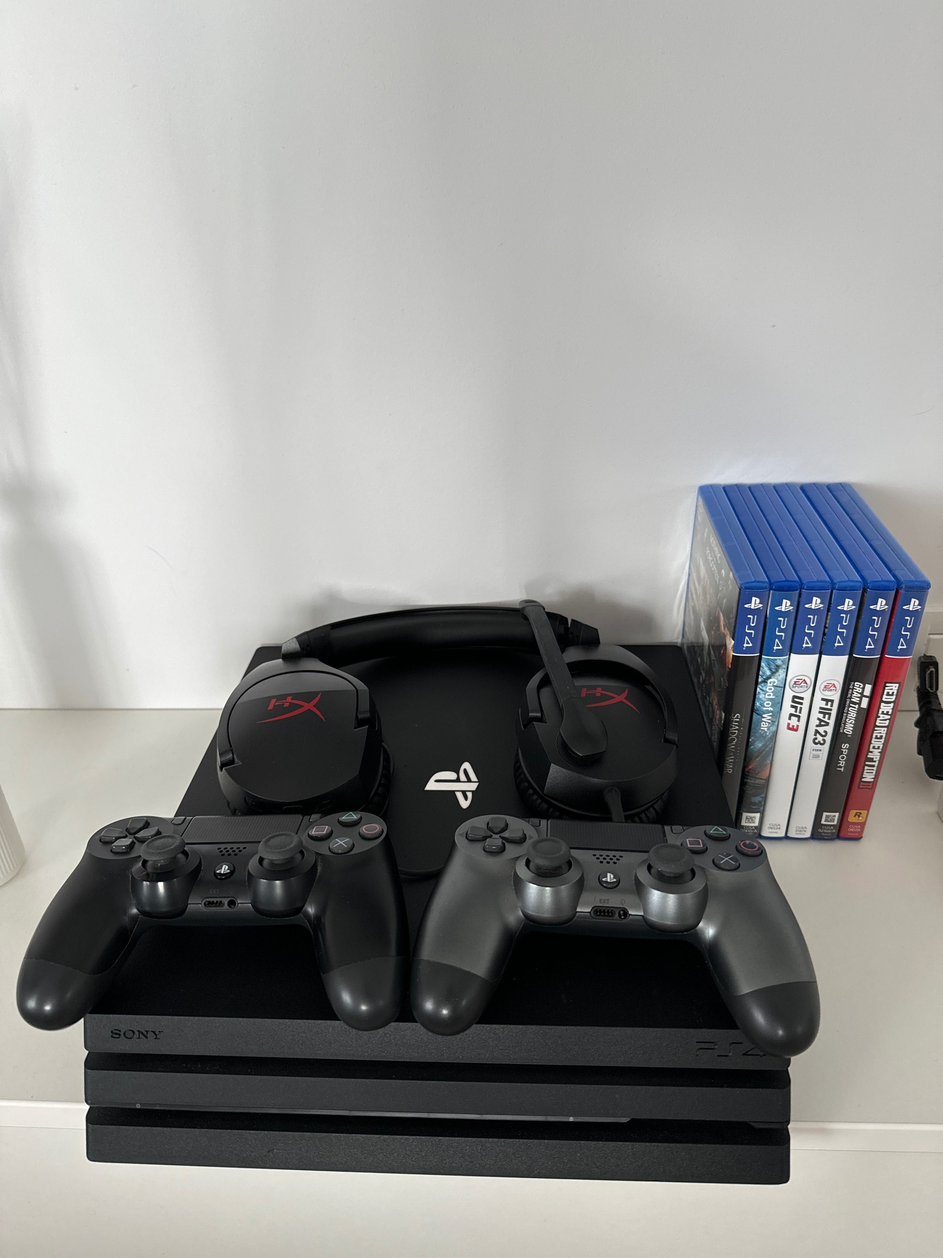 PlayStation 4 Pro 1TB - 2 controllere, casti hyperx si 6 jocuri