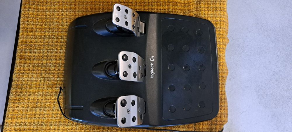 Vând volan gaming Logitech G29 si schimbător de viteze