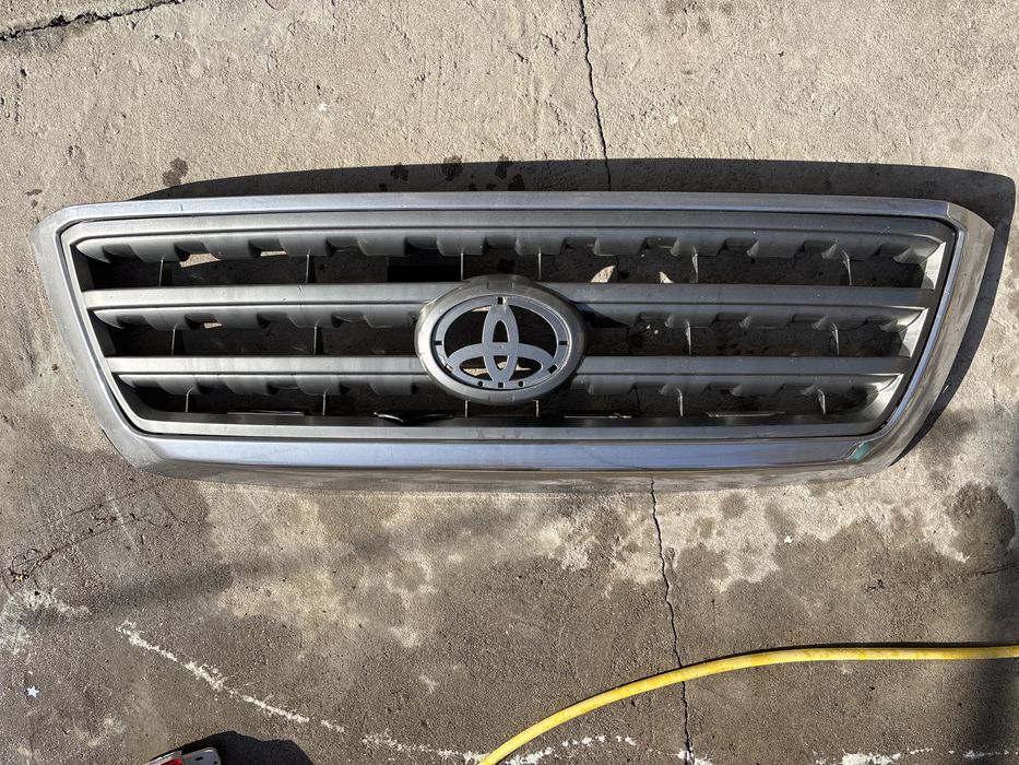 Решетка ридиатора тойата тундра