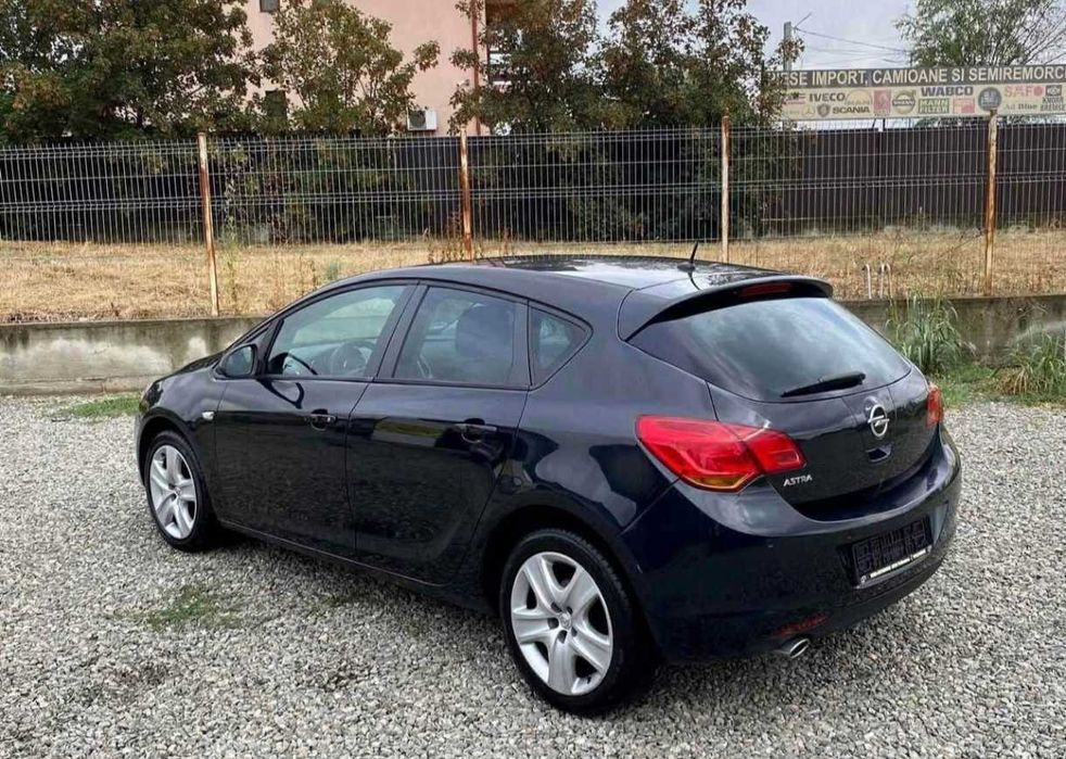 Vând Opel Astra j 2011 1.4 benzina 120 cp