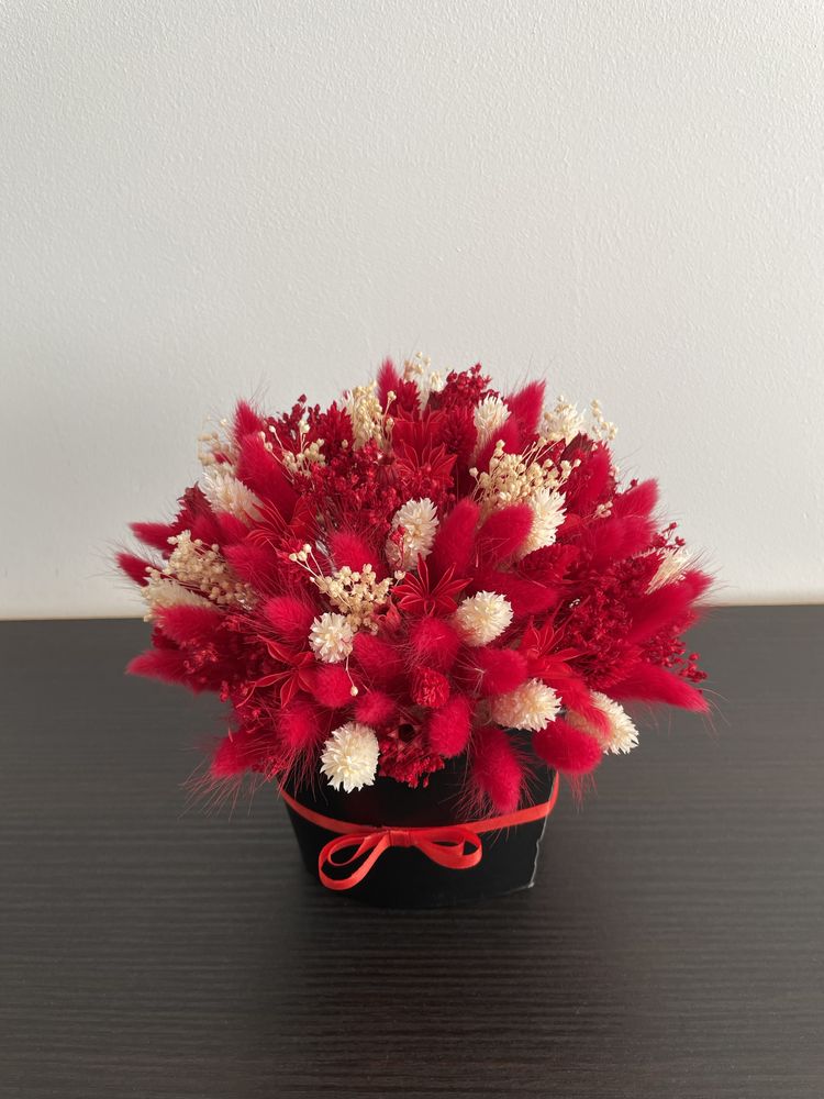 Cutie decorata cu flori uscate