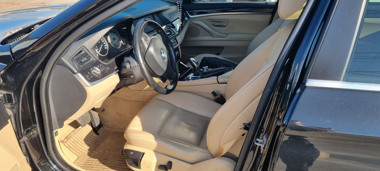 BMW Seria 5 F10 520d
Navigație mare 
Cutie SMG cu padele la volan 
Dis