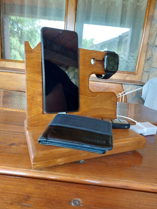 Suport de telefon și accesorii din lemn