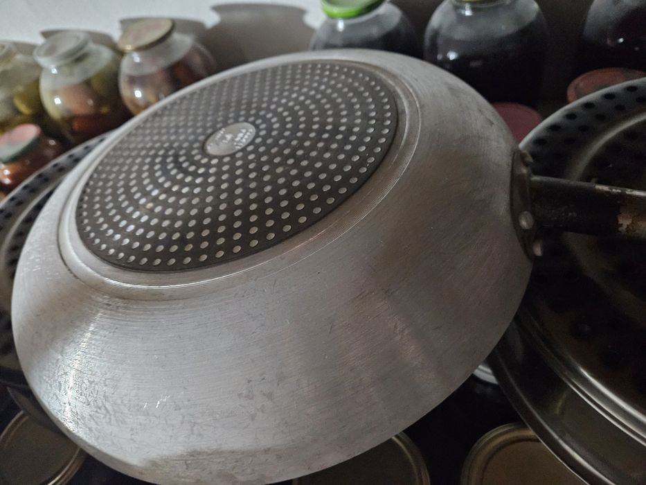 Сковородка сотилади.