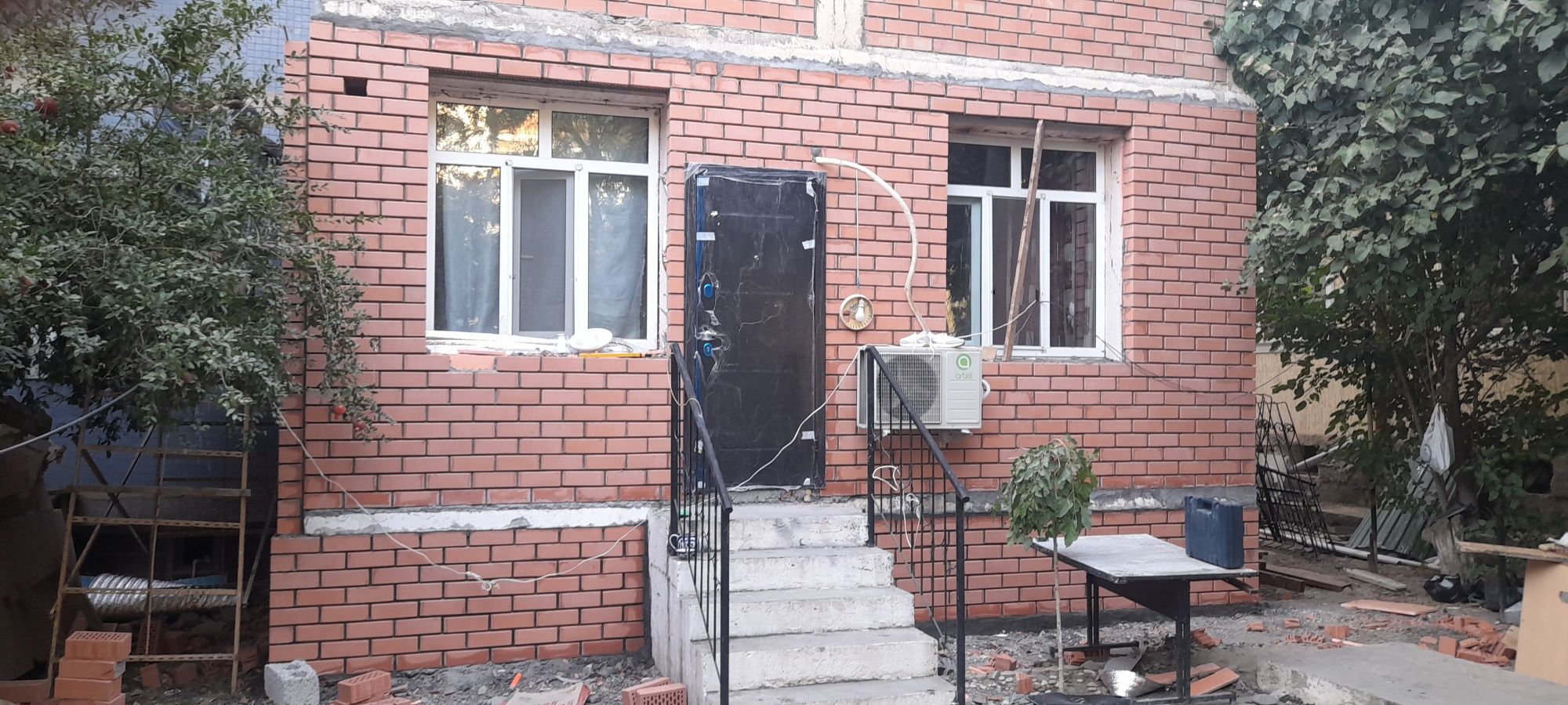 Кладка кирпича и ремонт балконов установка новые решотки козерки