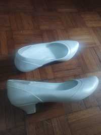 Vând pantofi albi
