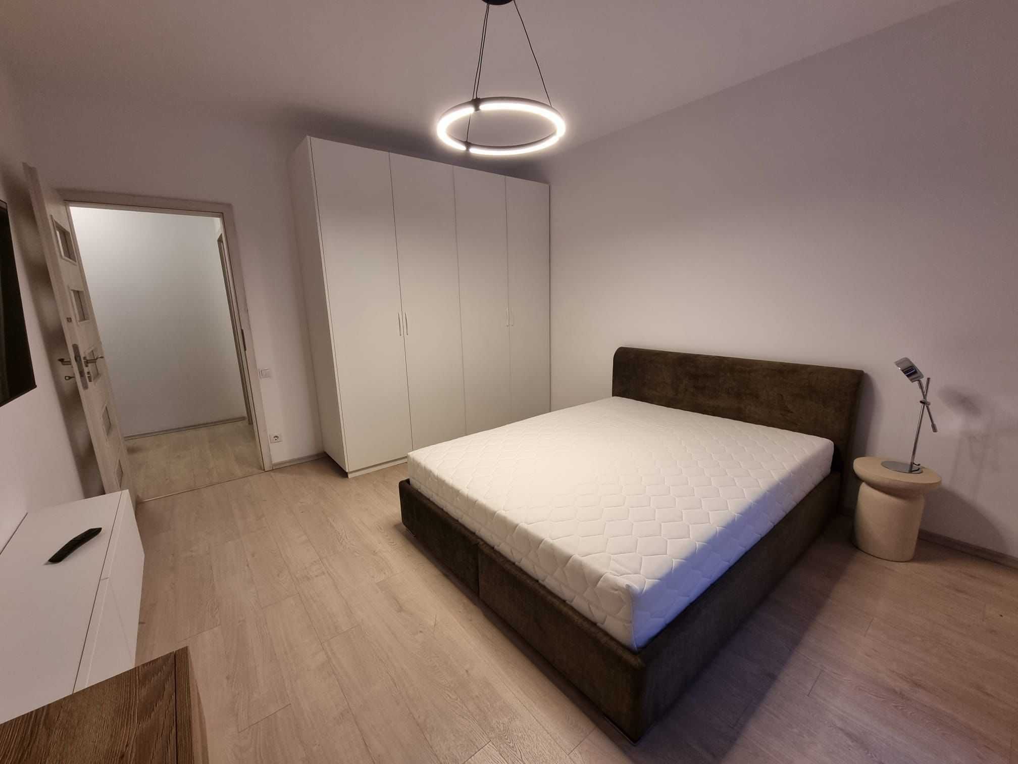 Inchiriez apartament cu 2 camere si 3 locuri de parcare