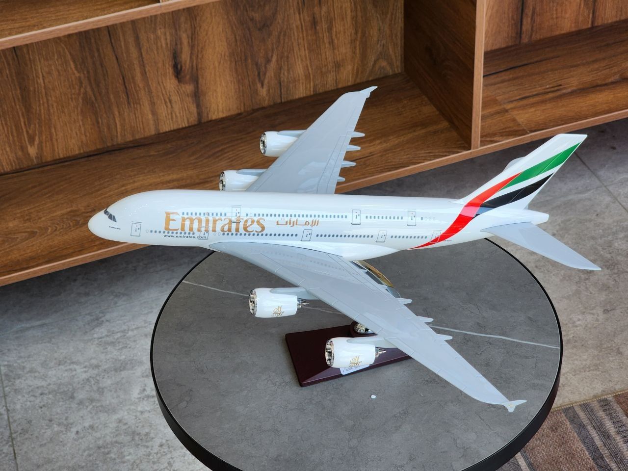 модель самолета Airbus A380 авиакомпании Emir