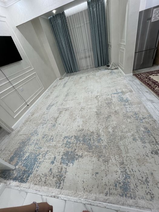 Үлкен заманауи ақ-беж кілем сатамын (3.5×5)