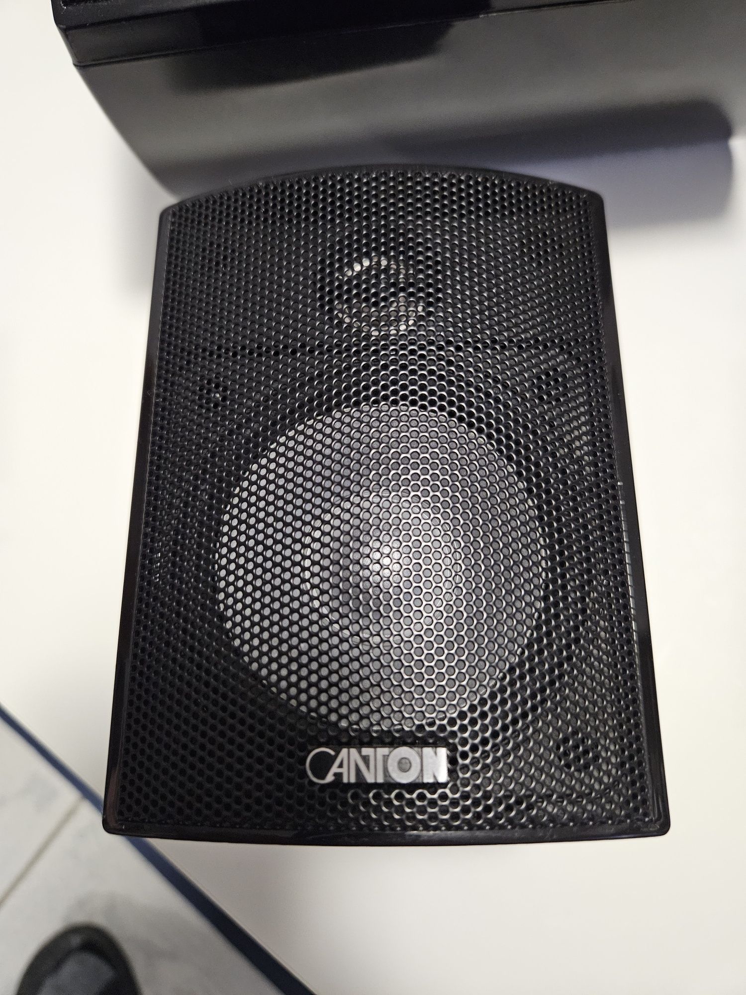 Vand sateliti de la un sistem audio canton mx