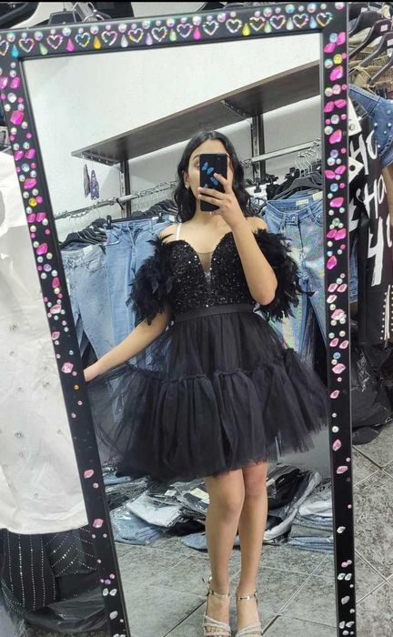 Официална черна  рокля с пера и паиети