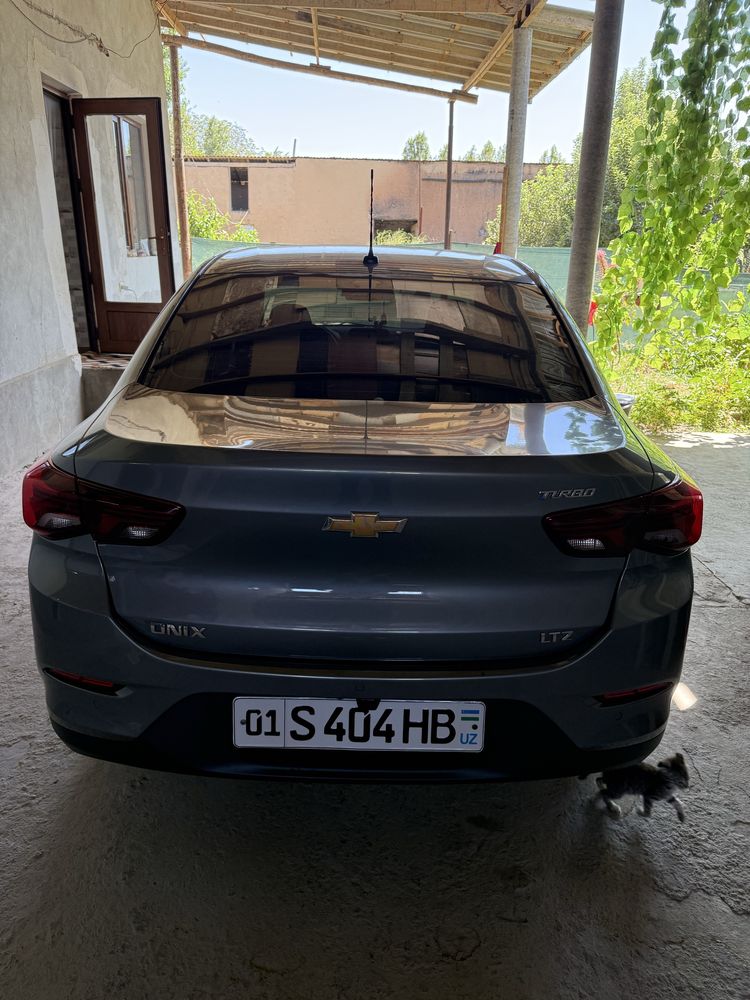 Onix chevrolet mokriy asfalt
