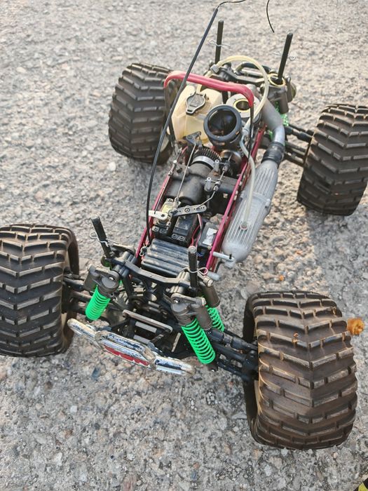 Vând masinuta pe benzina 4x4