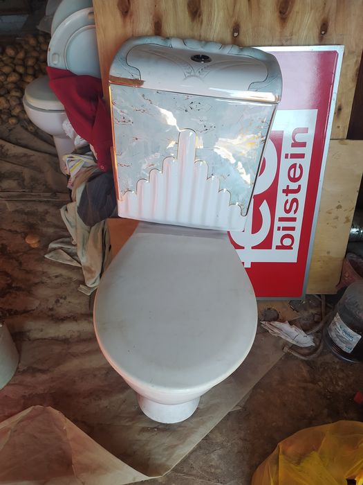 Продам унитаз фаянсовый белый. Б у в хорошем   без трещин и сколов