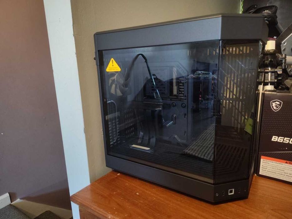 Компютърна кутия Hyte Y60