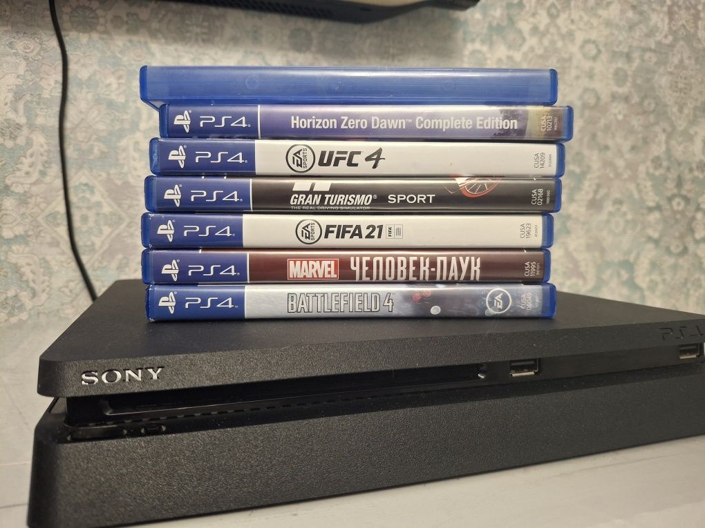 Продам Ps4 в хорошем состоянии