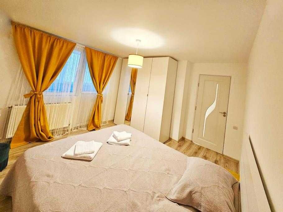 Inchiriez Apartament 3 camere zona centrala