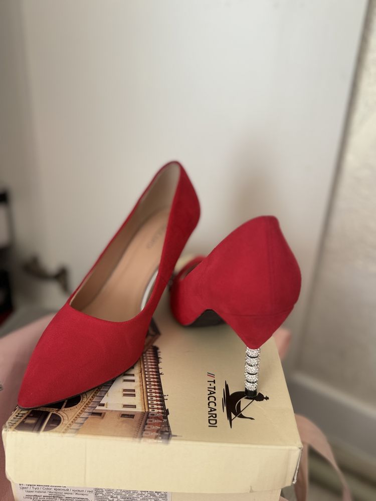 Красный туфли. шпилка со стразами