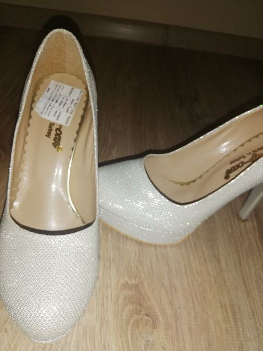 Бели дамски обувки