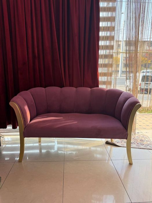 Mehmonxonasida uchun chiroyli yengi dizayndegi divan