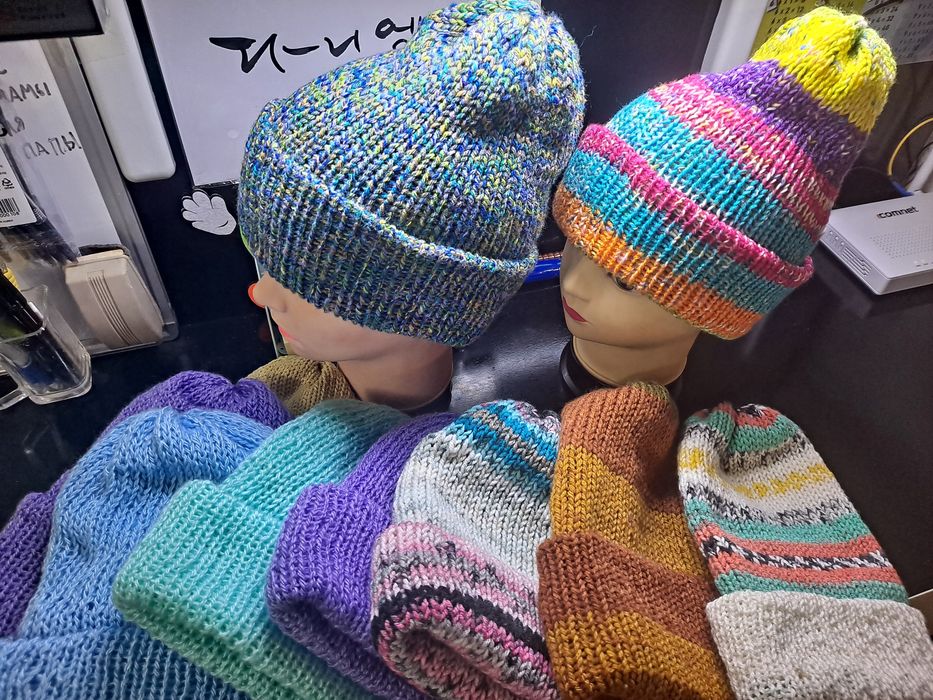 Вязанные шапки ручной работы новые.  Цена 50.000 сум.